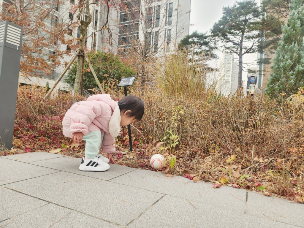 14개월 아기 공놀이