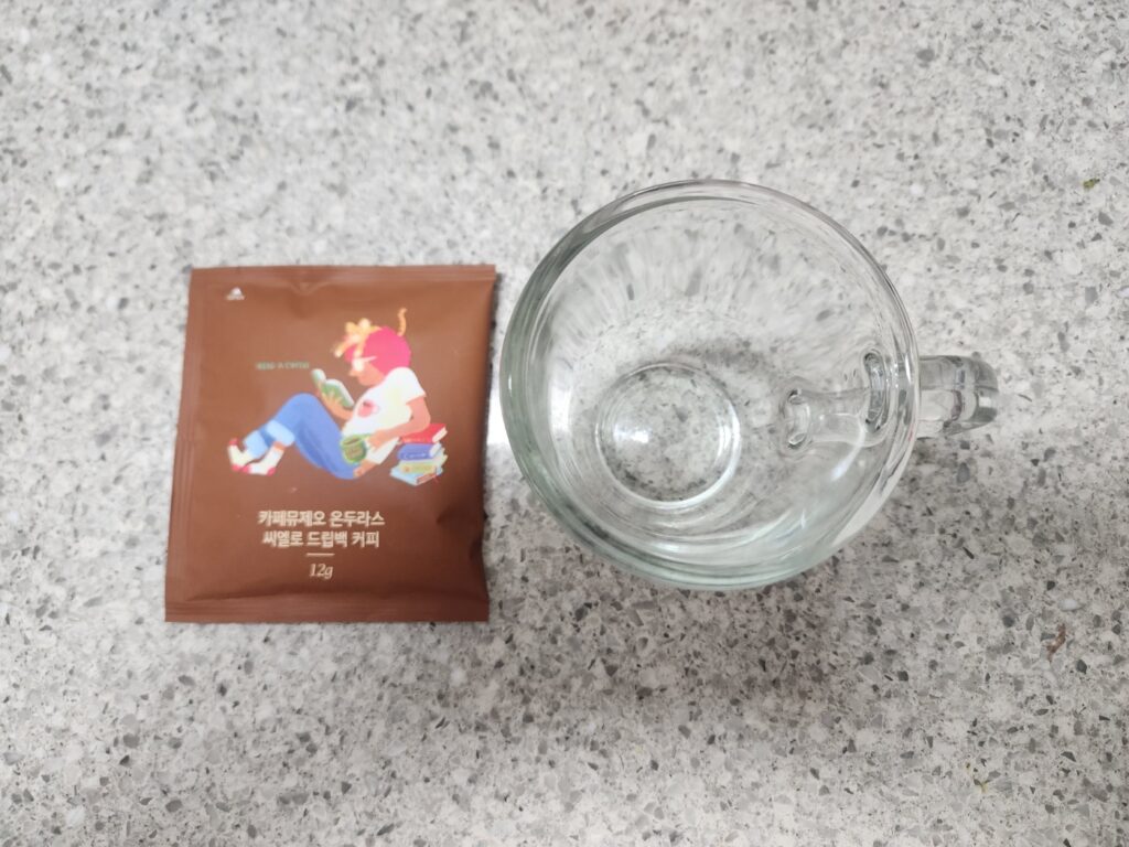 뮤제오 드립백 커피 중 온두라스 씨엘로와 커피잔