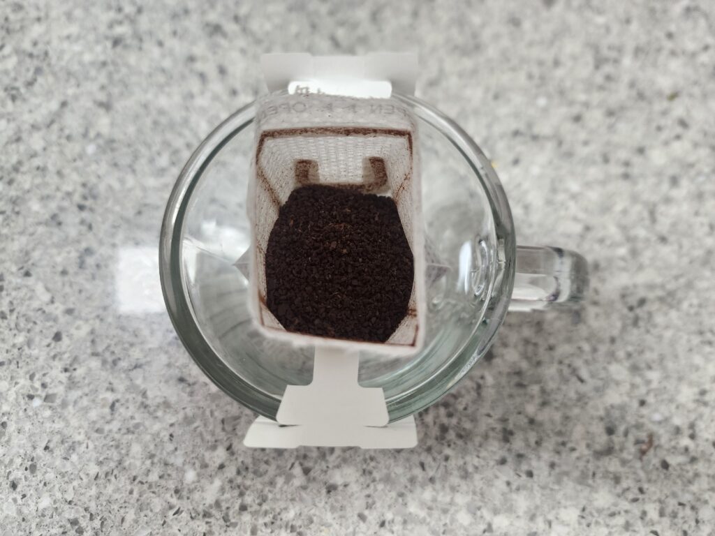 카페 뮤제오 드립백 커피를 컵에 올려놓은 모습