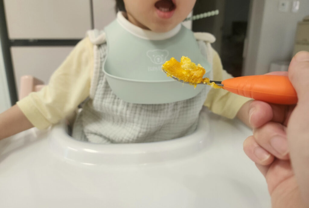 단호박 에그슬럿 완성되어 먹는 아기