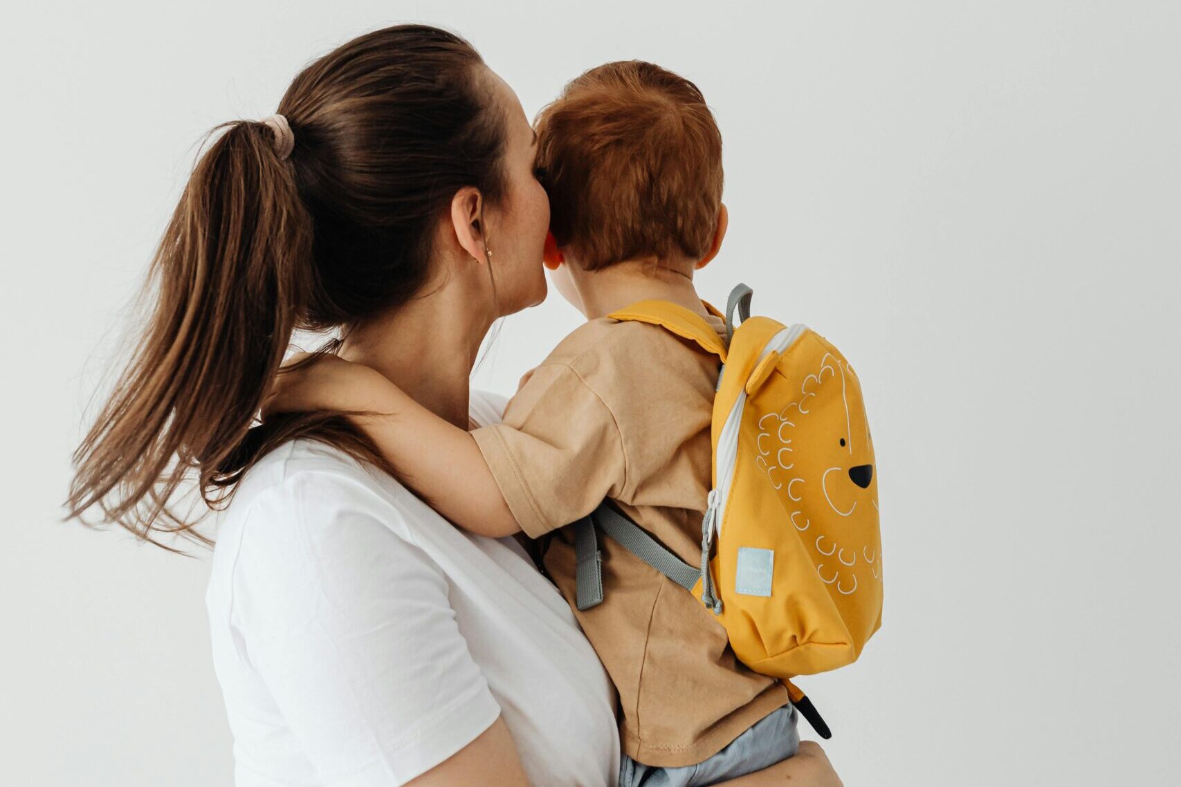 분리불안을 겪는 아기를 달래는 엄마