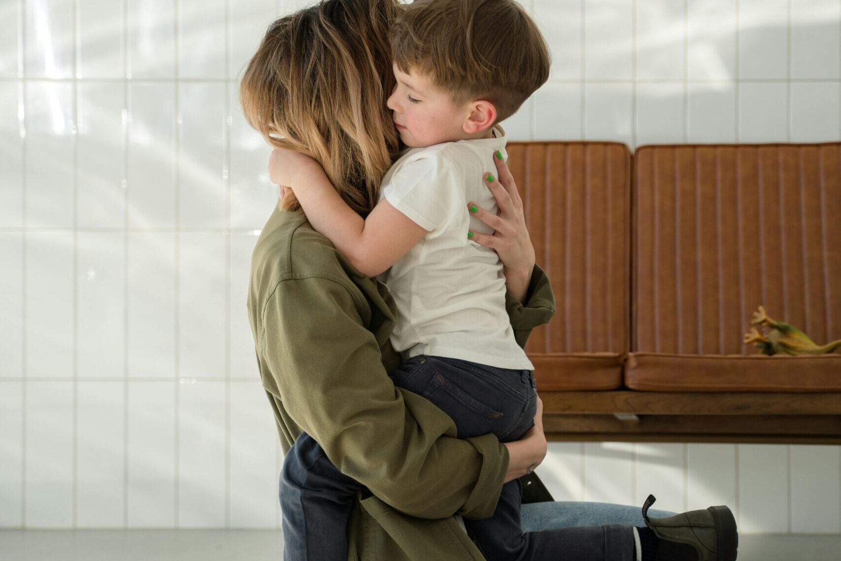 엄마와 떨어지기 싫어하는 아기