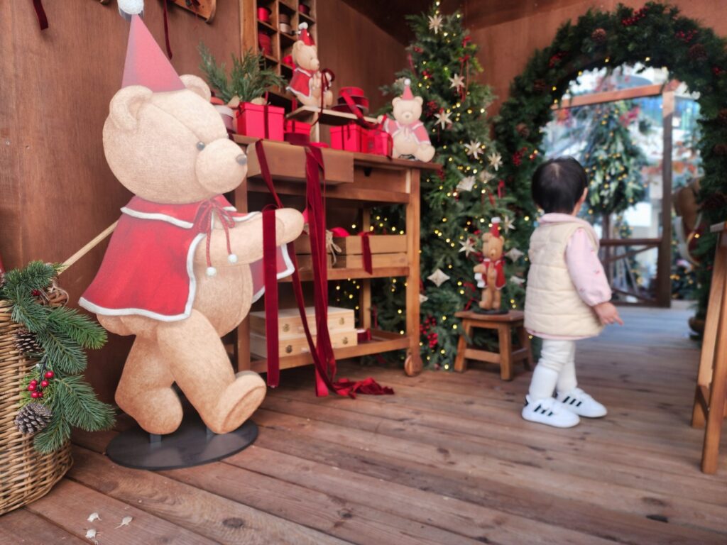 혼자 놀이 연습 중인 아기