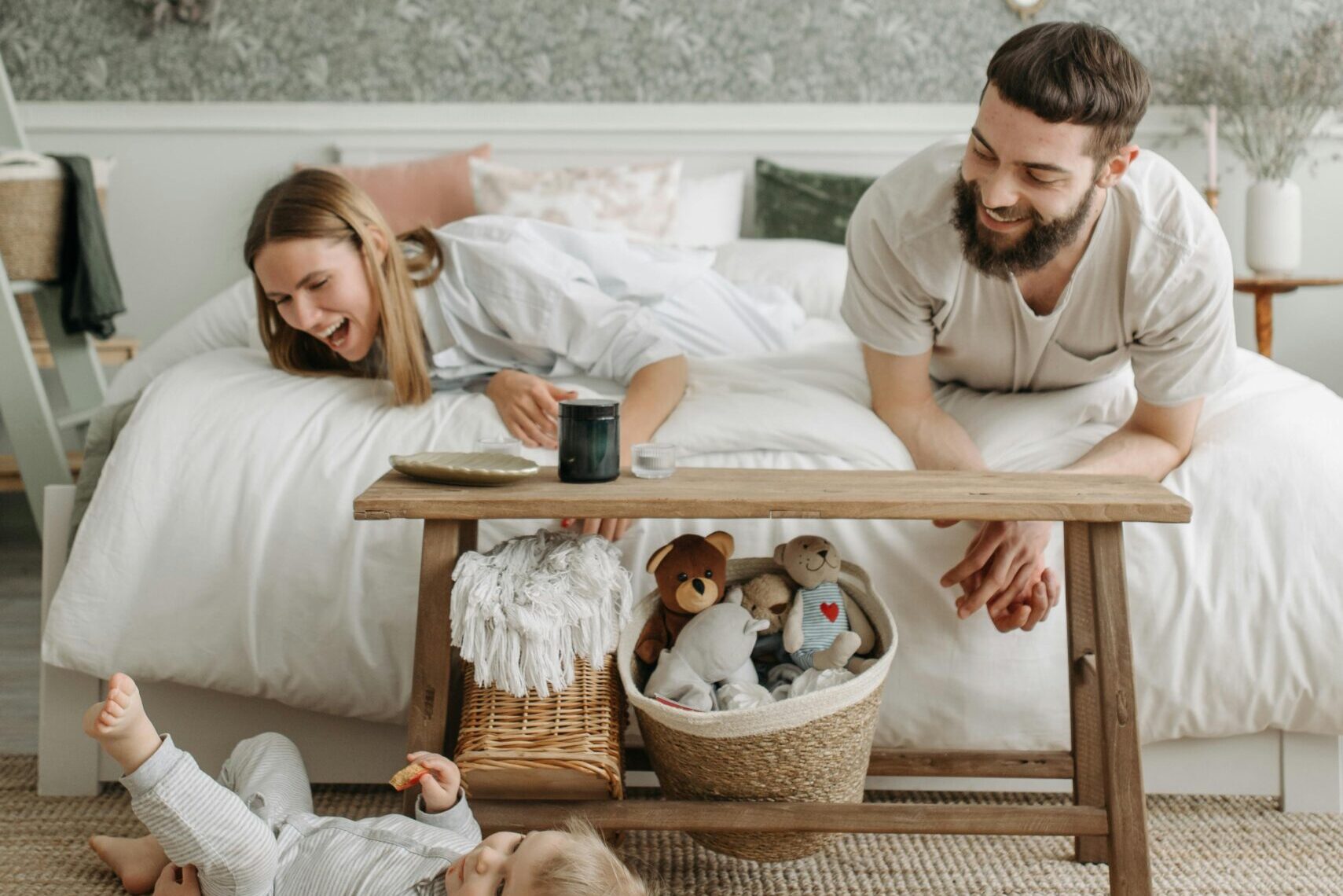 아기 돌보는 부부의 일상