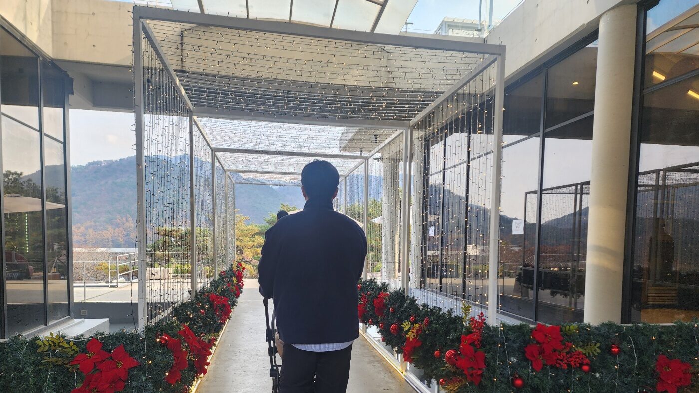 에어산에 아기 유모차 끌고 들어가는 모습