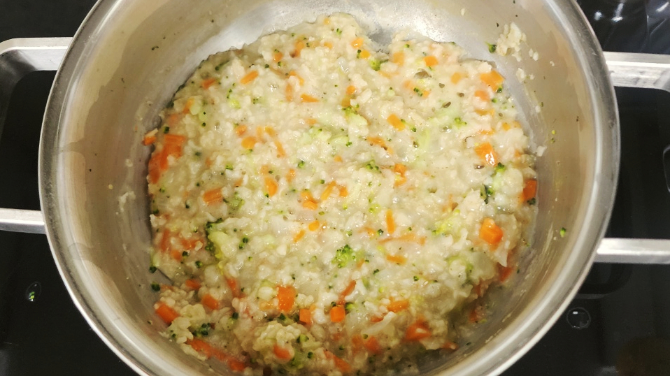 당근브로콜리죽을 끓이고 있는 냄비