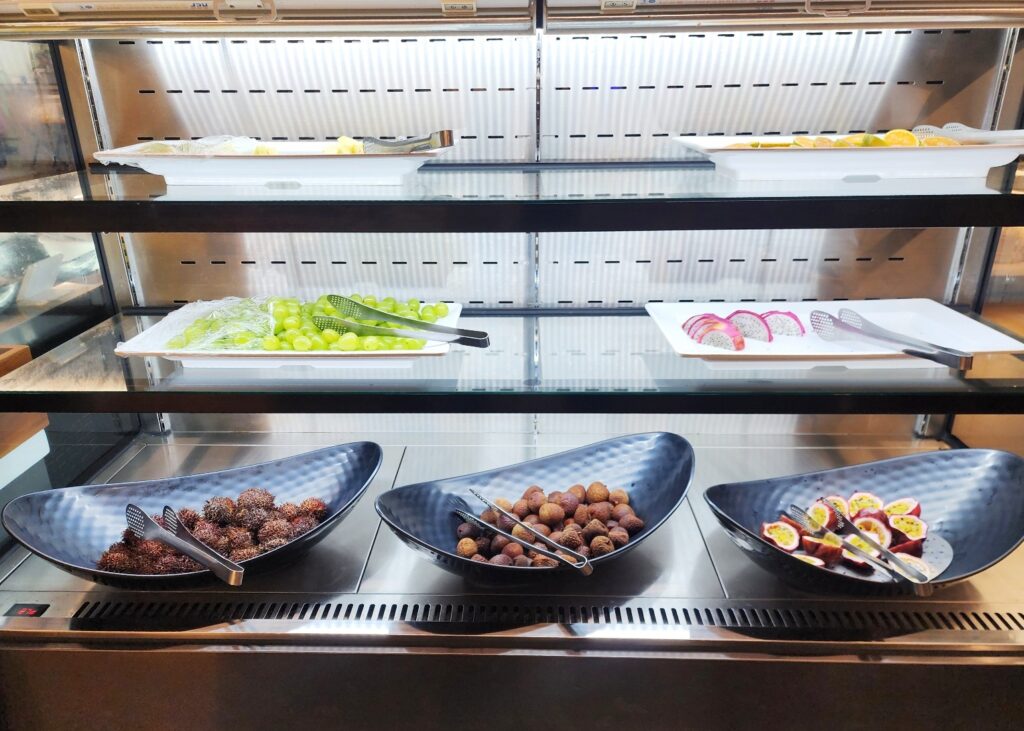 용전동 다이닝원 초밥뷔페에 진열된 여러 종류의 과일