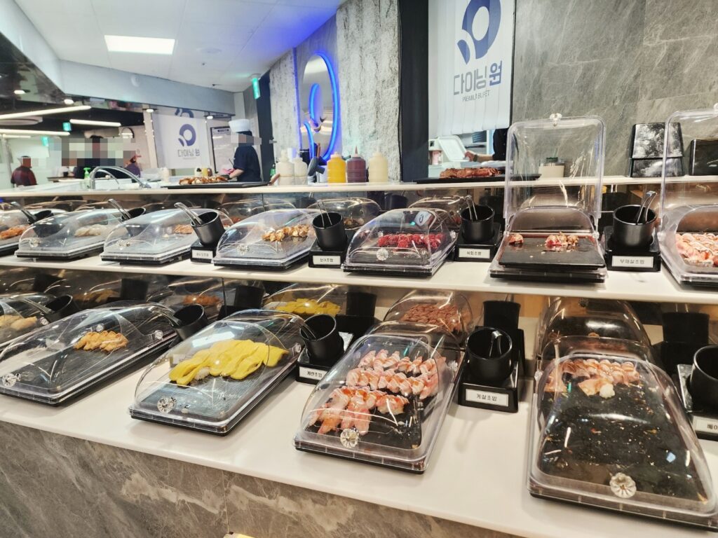 용전동 다이닝원 초밥부페에 있는 진열된 초밥