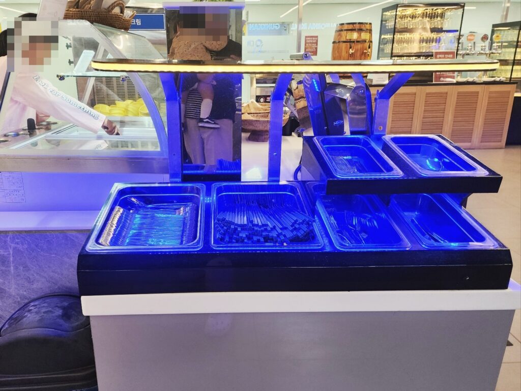 용전동 초밥뷔페 다이닝원 식당의 수저와 젓가락 등의 식기구