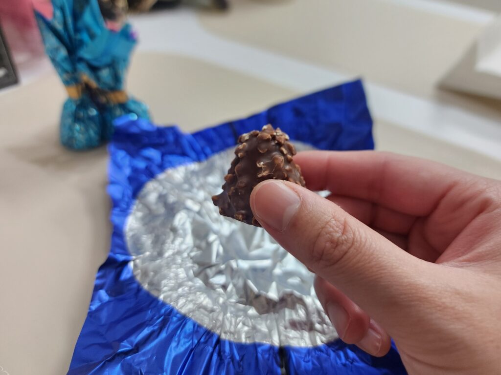 포장 벗긴 고디바 돔 초콜릿