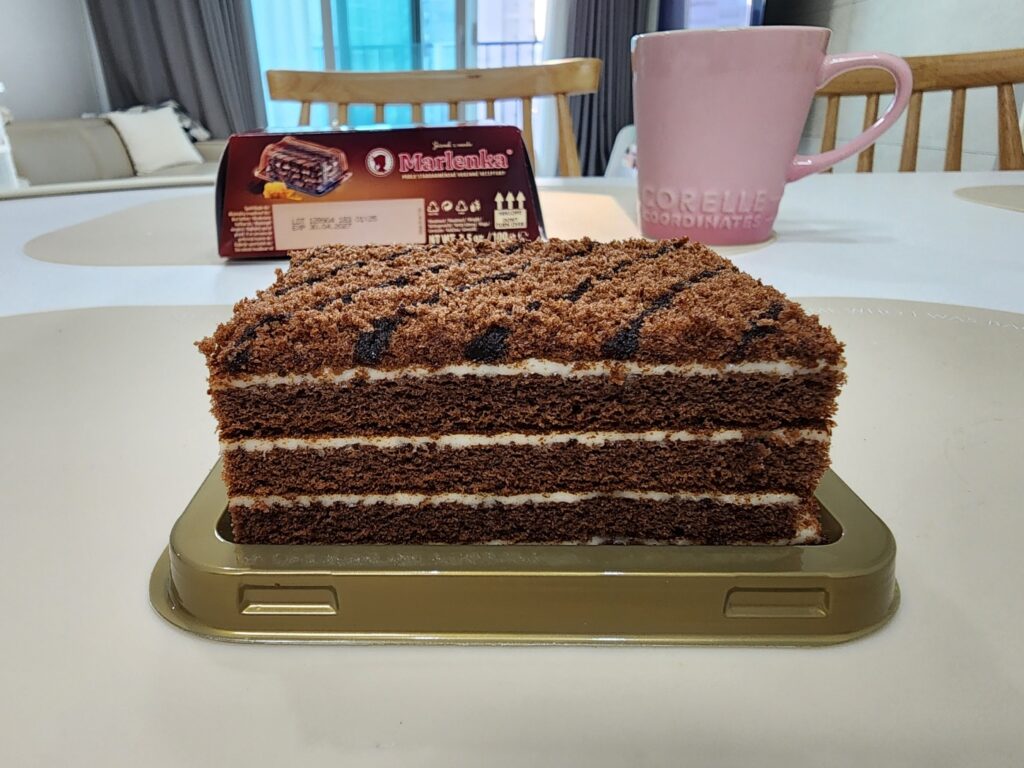 커피와 함께 놓은 꿀케이크 코코아맛