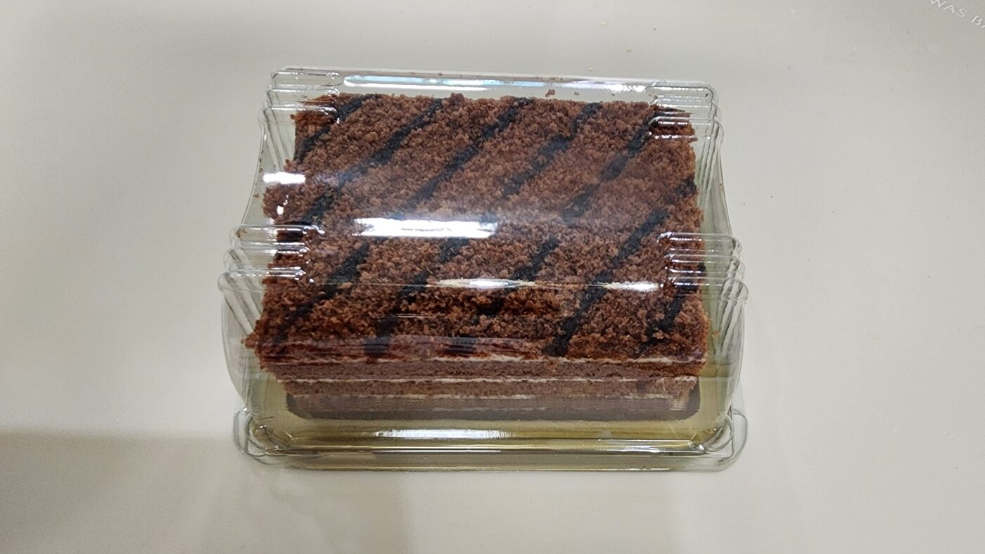 종이 포장을 벗겨낸 말렌카 꿀케이크