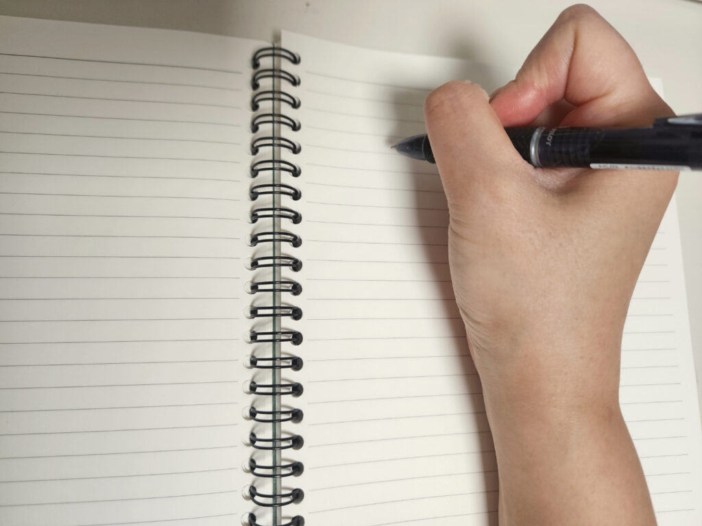 엄마의 자존감을 높여주는 칭찬일기 쓰는 모습