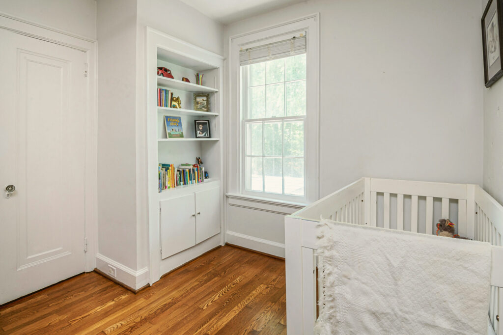 정리한 아기방 안에 아기책장과 침대