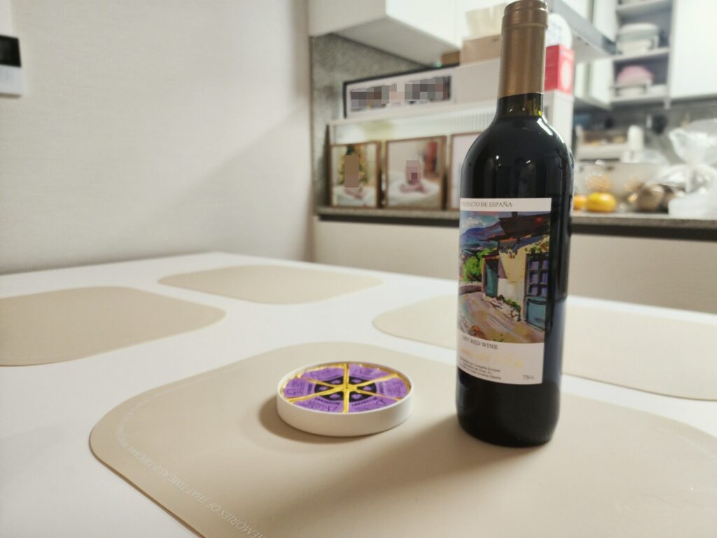 와인과 함께 놓여져 있는 QBB 치즈디저트 블루베리맛