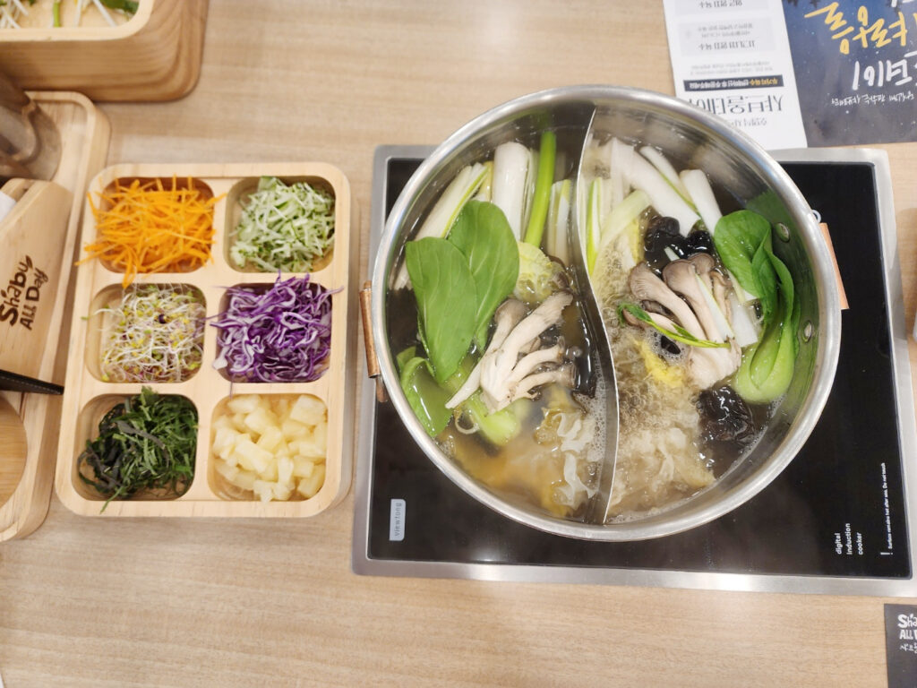 샤브올데이 국물과 월남쌈 채소