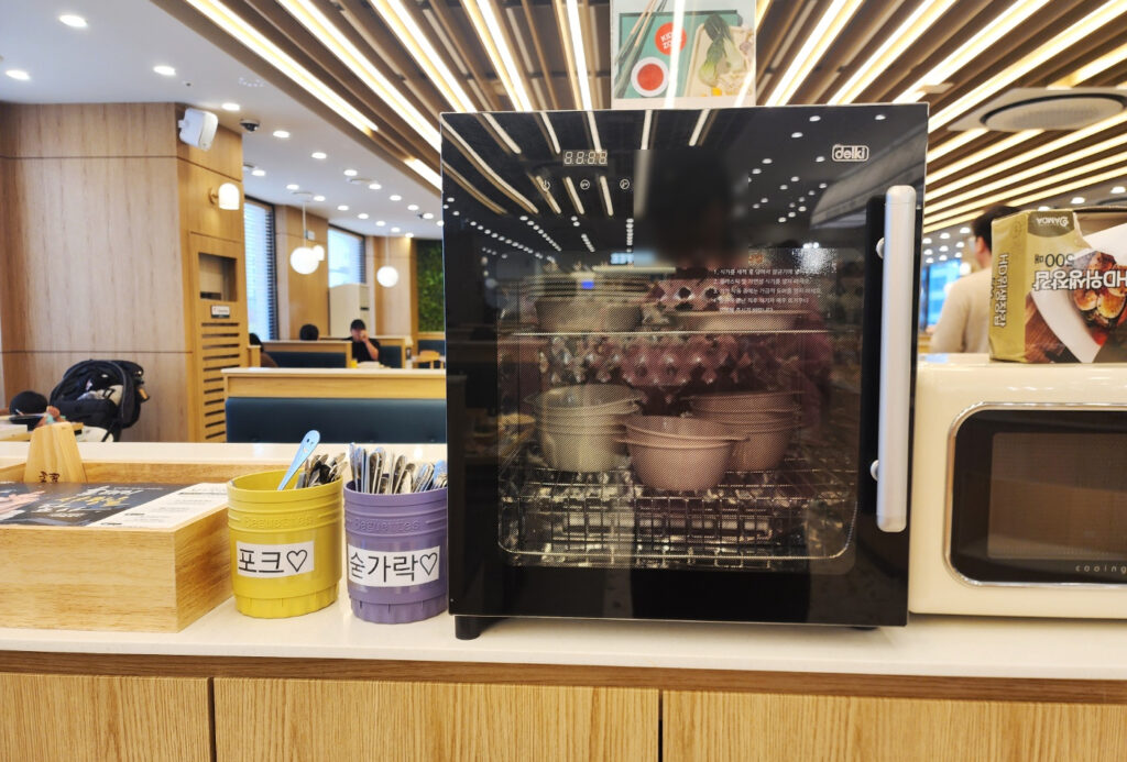 샤브올데이에 있는 아이 수저와 그릇