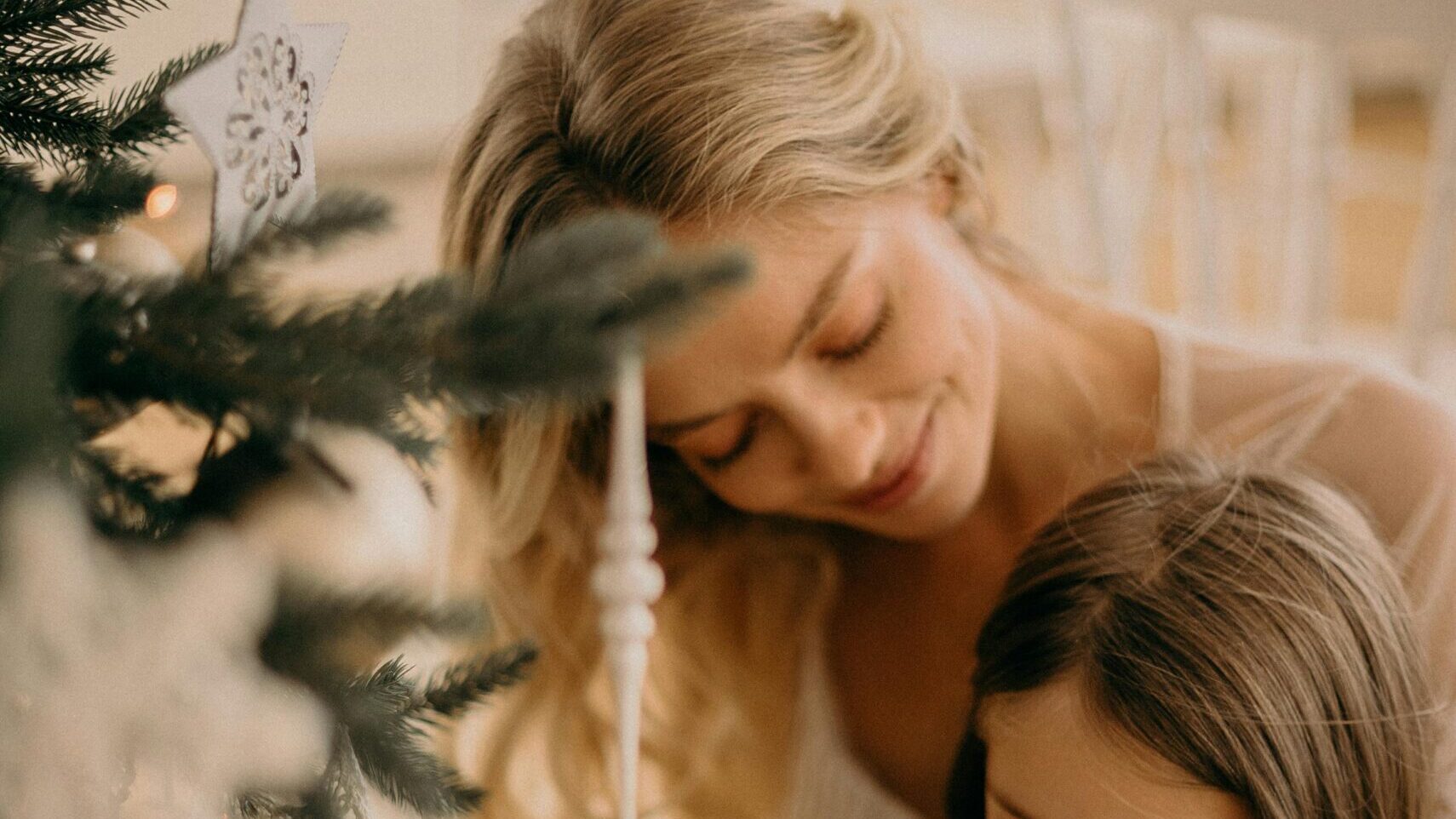 아이를 보고 웃고있는 행복한 엄마