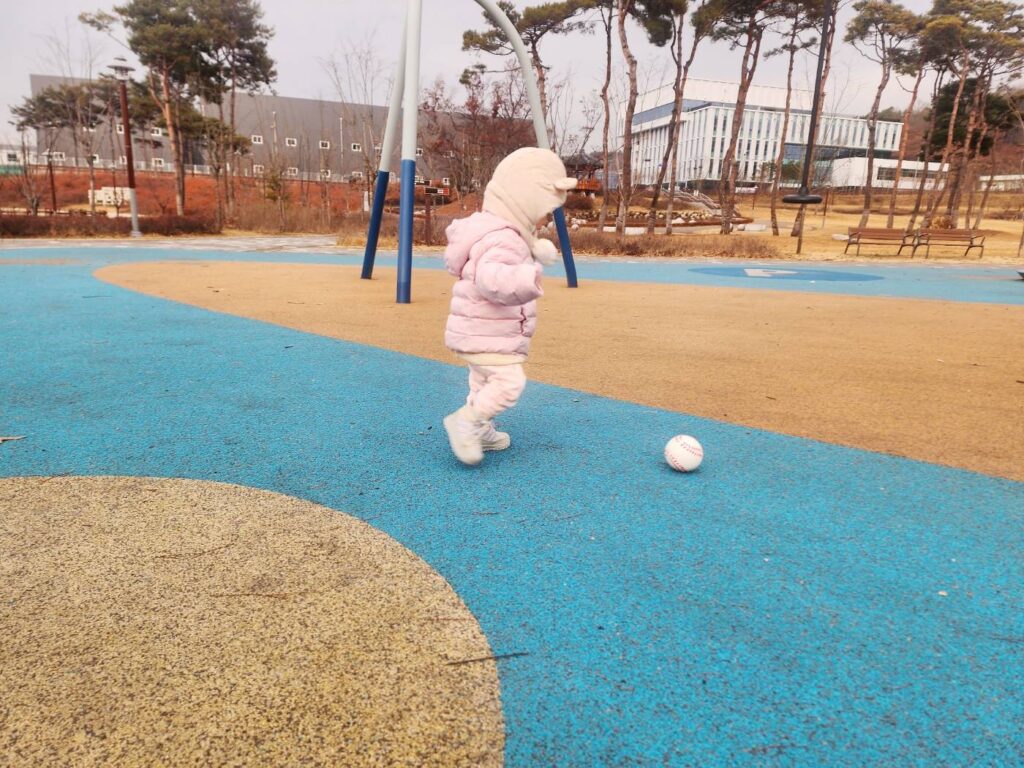 상호작용 놀이 중 공 차기 놀이를 하고 있는 아이