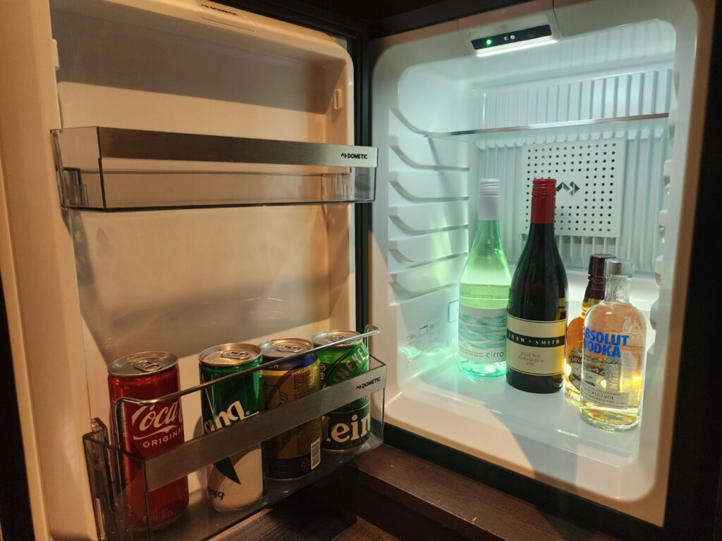 더블트리 판교 룸 내부 냉장고
