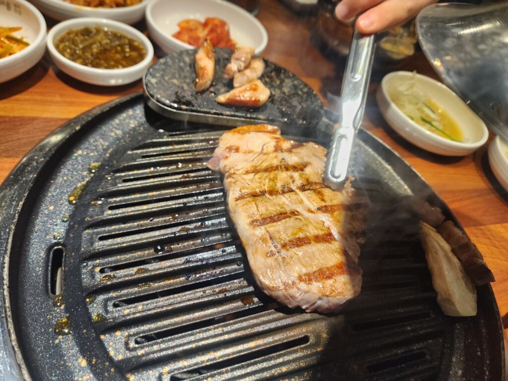 불판 위에 구워지는 돼지고기 