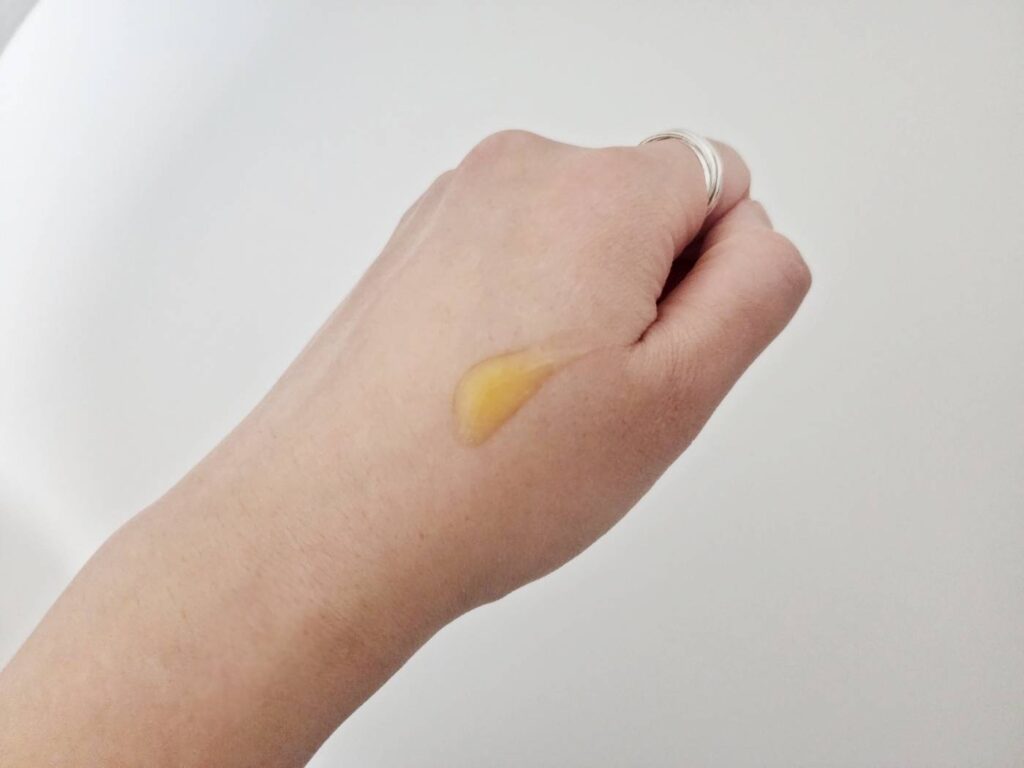 미샤 비타씨플러스 앰플을 손등에 떨어트린 모습