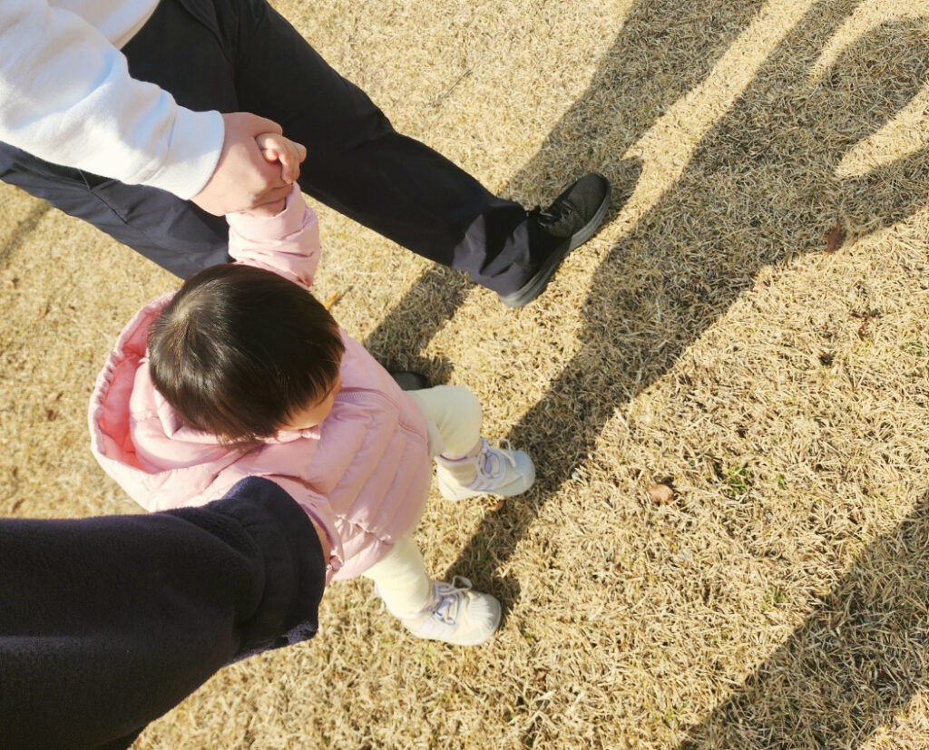 아이가 스스로 할 수 있게 기다림을 실천하는 모습