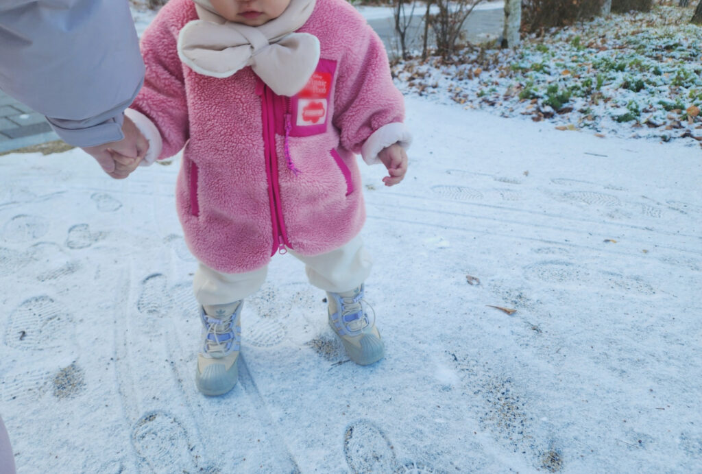 엄마를 의지하고 있는 아이
