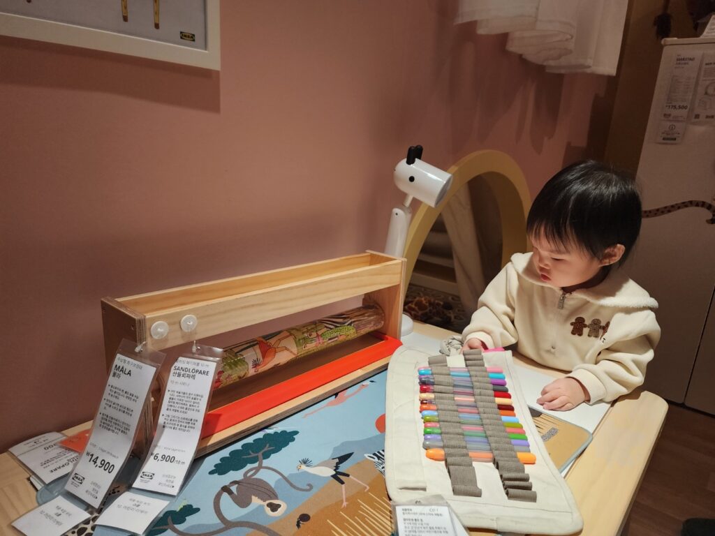 탐색하는 15개월 아이를 지켜보는 모습