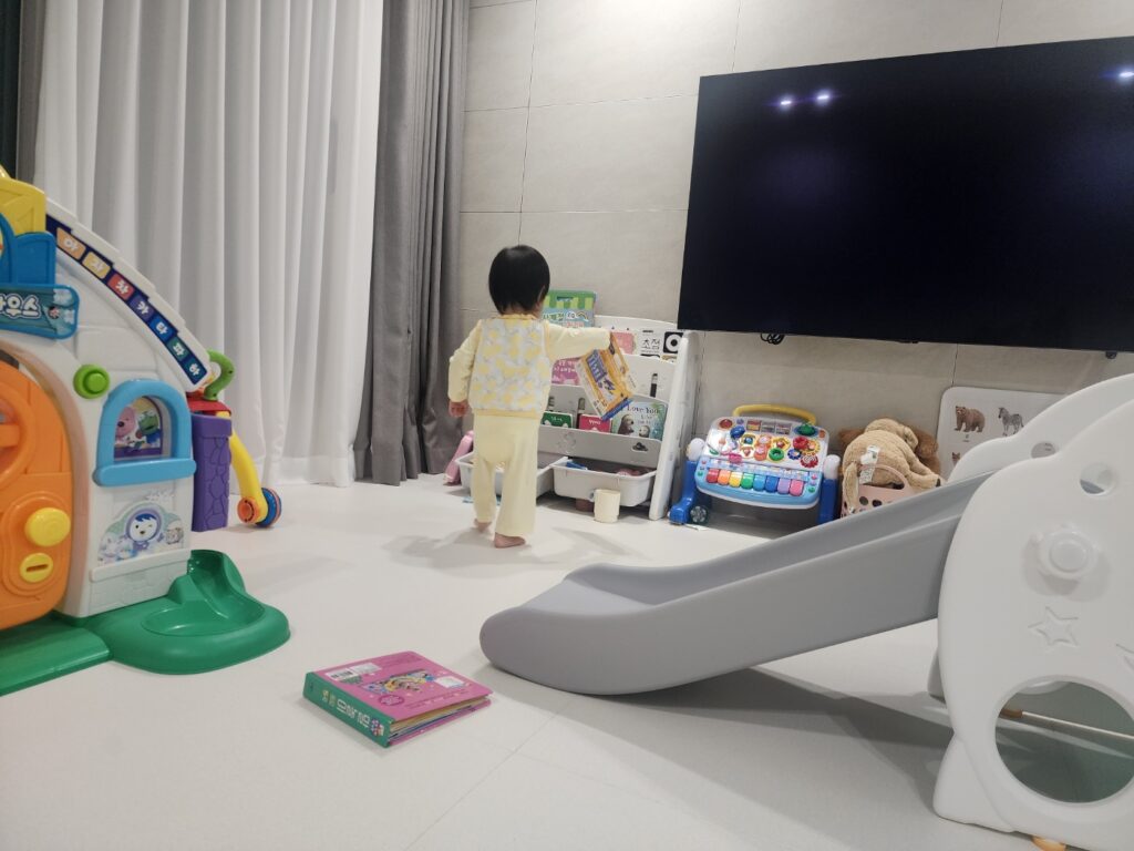 놀고 싶은 장난감을 꺼내오는 15개월 아기