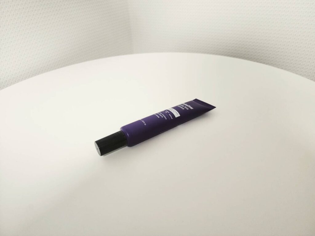 두피 관리 루틴을 위해 다이소 닥터오라클 토닉에센스를 꺼내놓은 모습