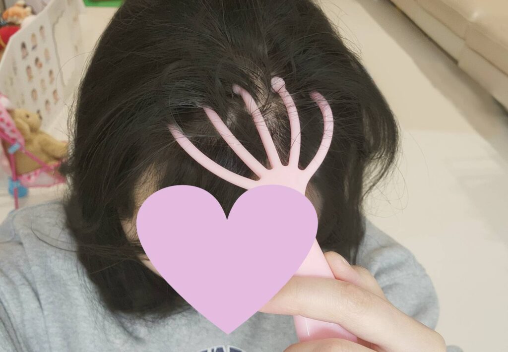 다이소 닥터오라클 토닉에센스로 두피 관리 중 두피마사지기를 사용하는 과정