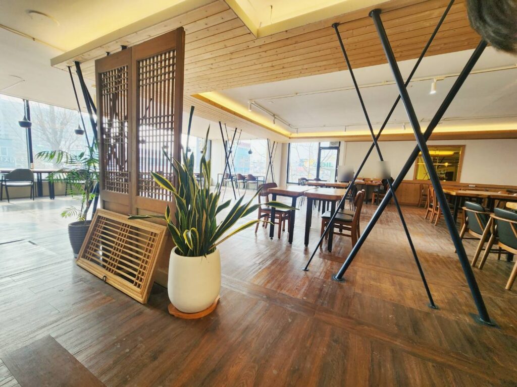 태평동 카페 폴레폴레 2층 테이블