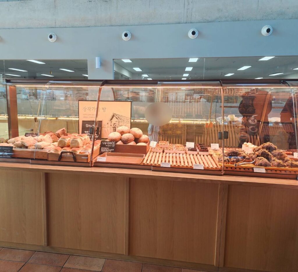 뚜쥬루 카페 진열된 베이커리