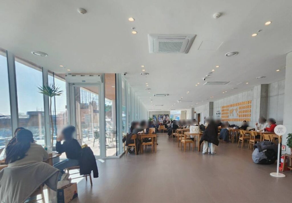 천안 뚜쥬루 빵마을카페 내부