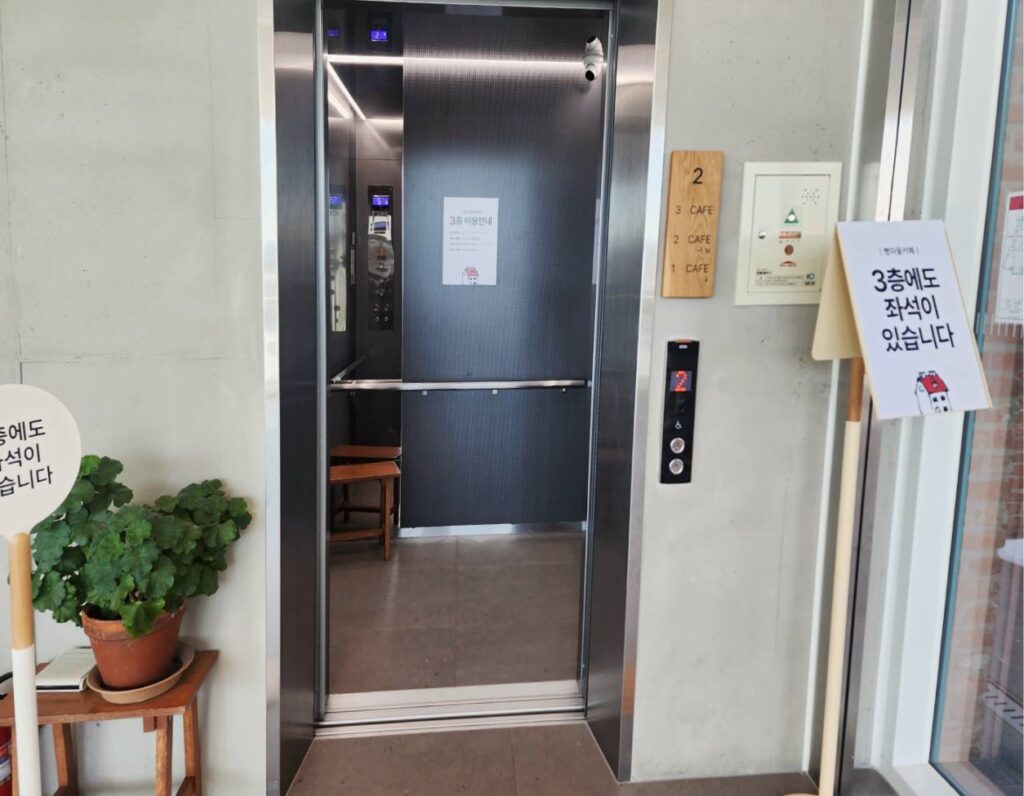 천안 뚜쥬루 빵마을카페 2층 엘리베이터