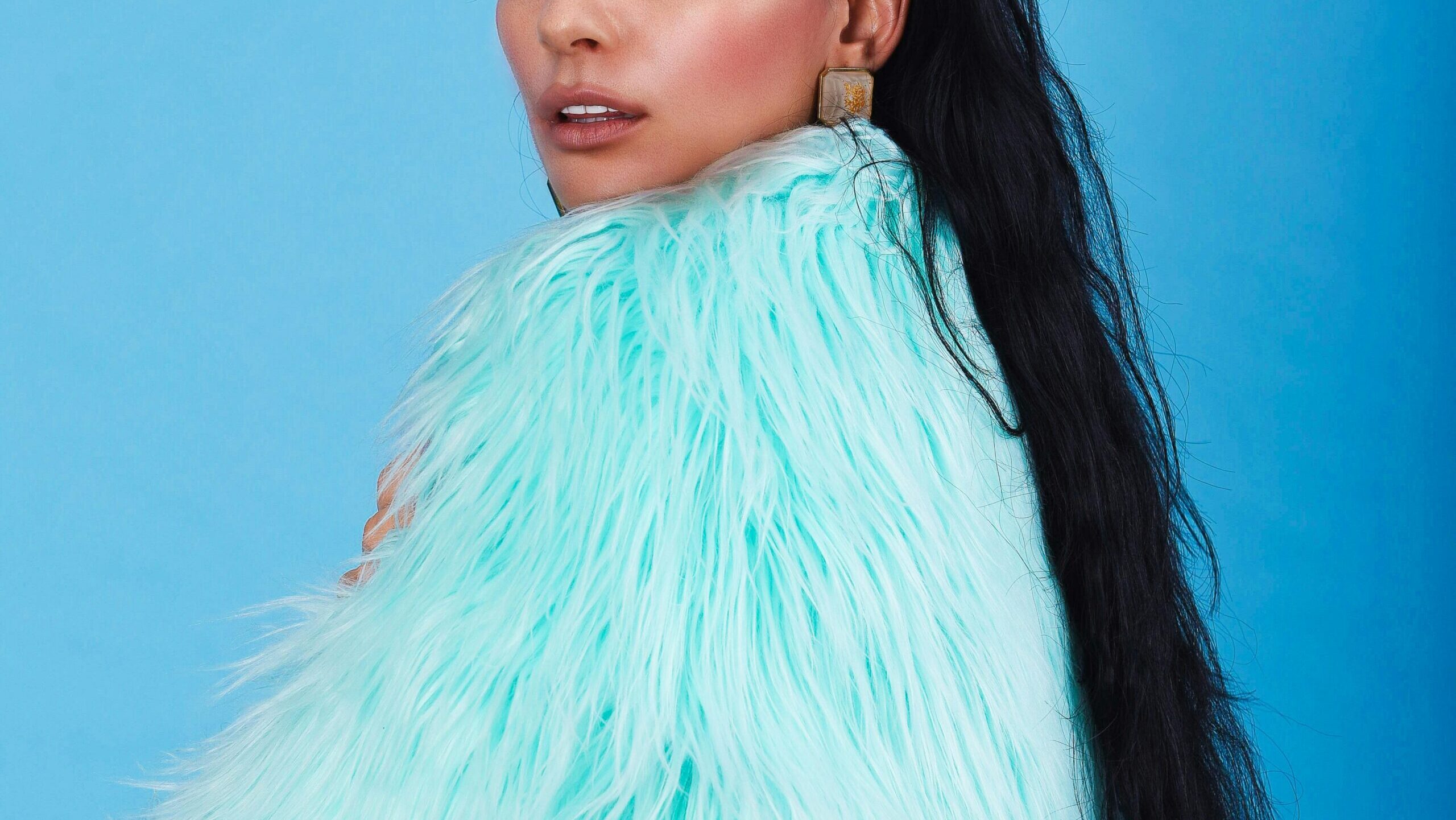 감기 예방을 위해 몸을 따뜻하게 하려고 옷을 여미는 과정