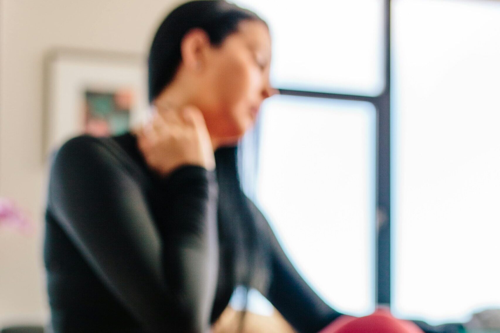 두통에 좋은 관리법으로 하루 자세를 점검하는 과정