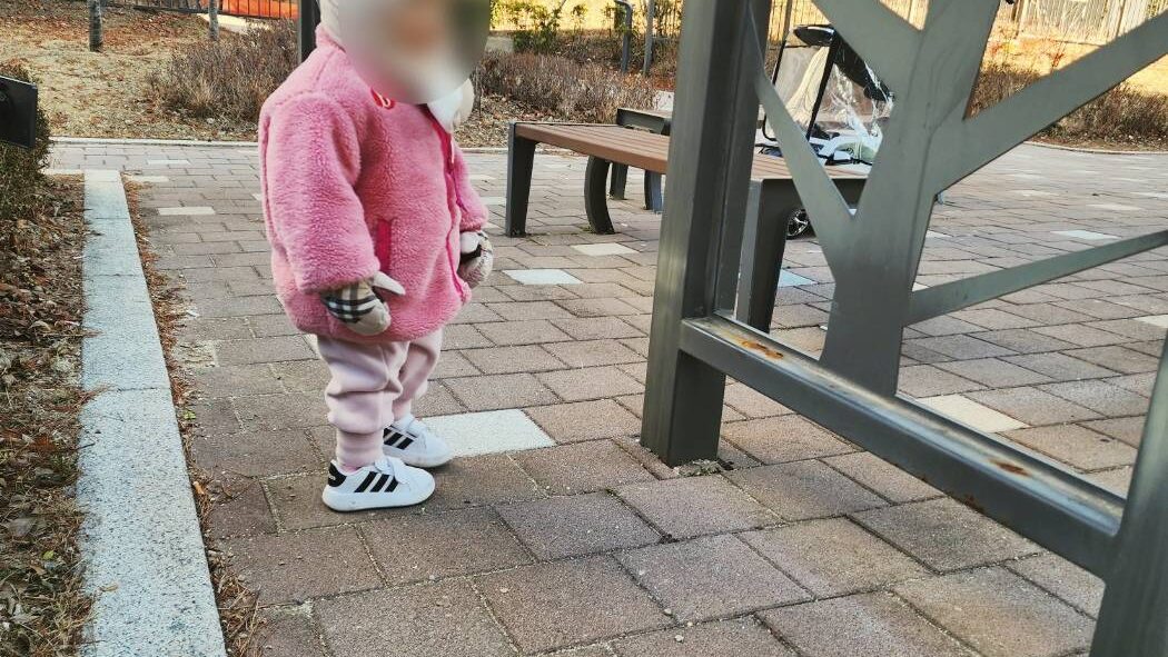 엄마를 바라보고 있는 아이