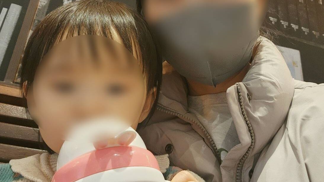 엄마와 함께 일상을 보내는 아이