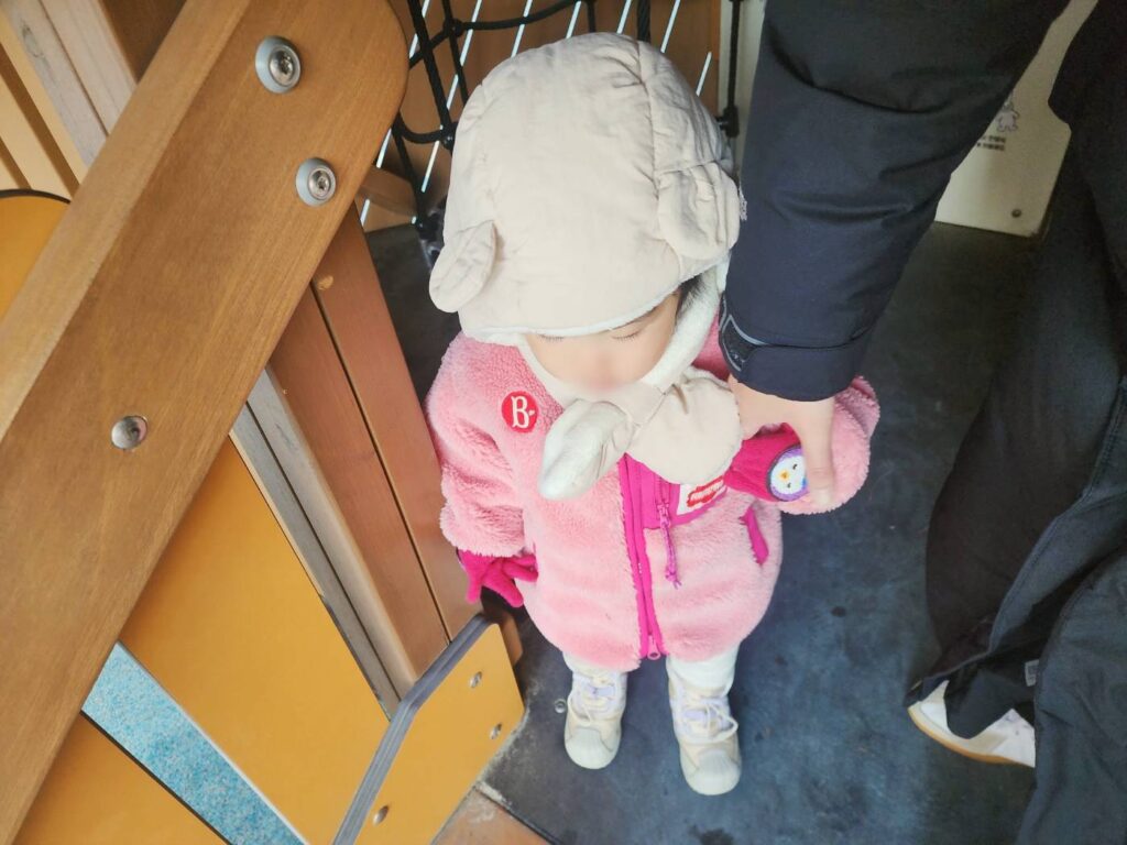 엄마 손을 잡은 엄마 껌딱지 어린 아이