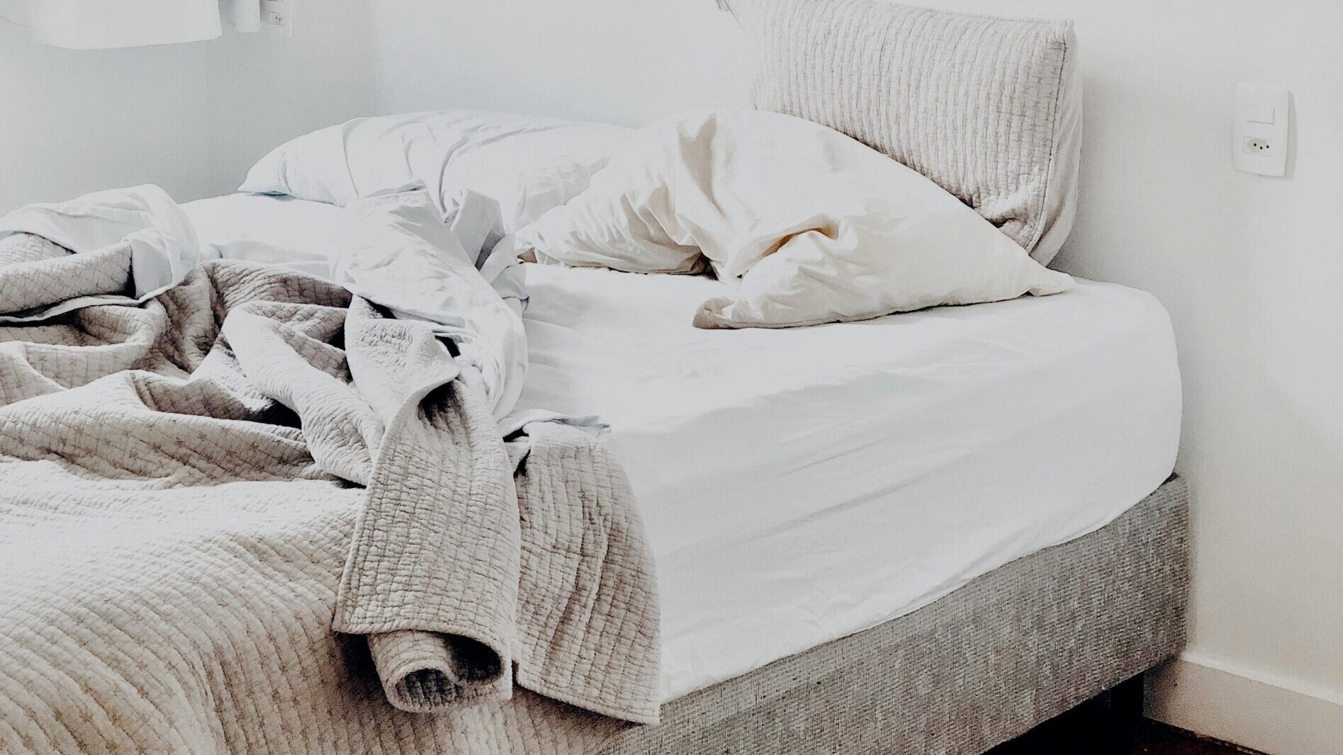 집 정리가 안 되어 있는 침실