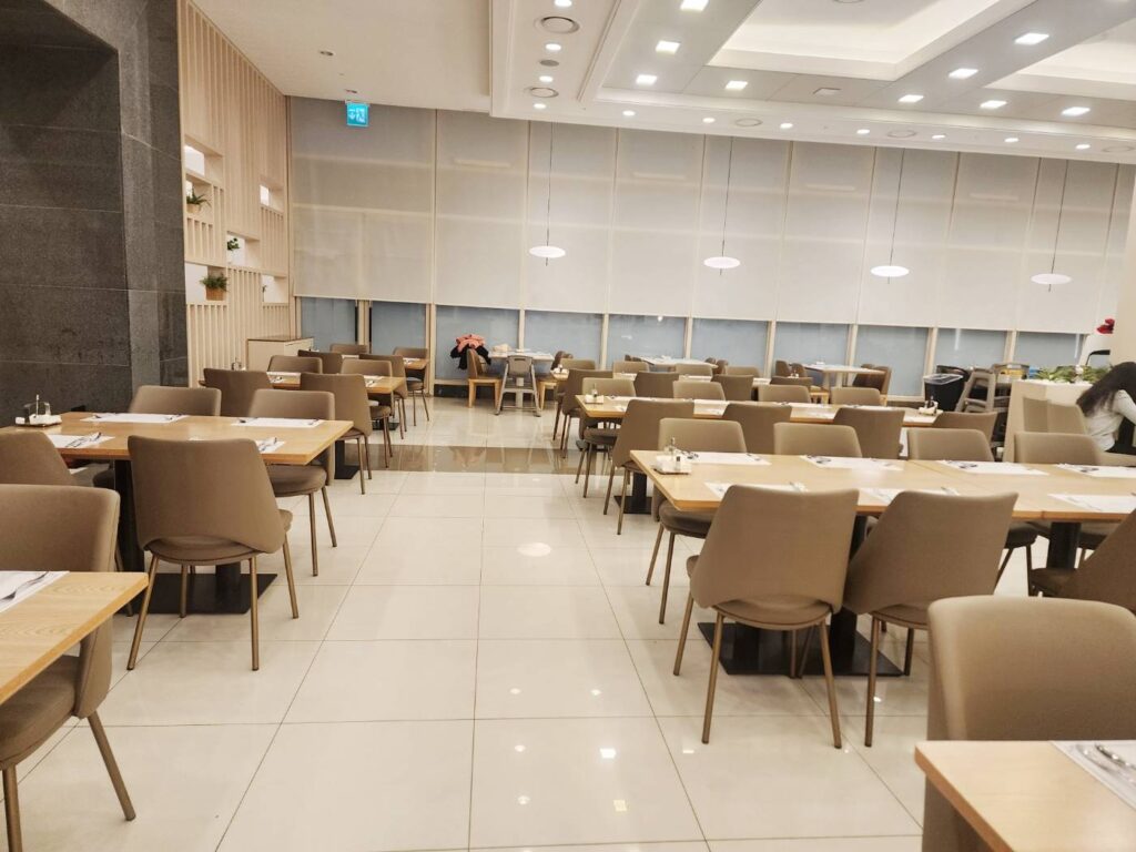 변산 더테이블 내부 테이블 좌석