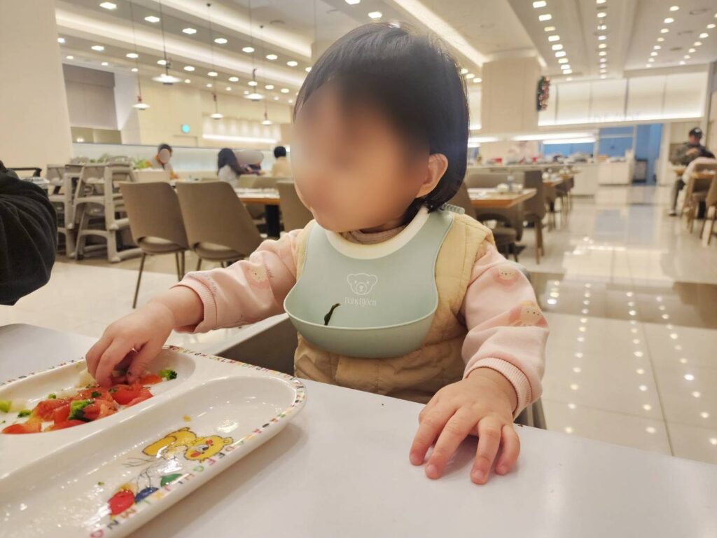 소노벨 조식 아이가 먹는 모습