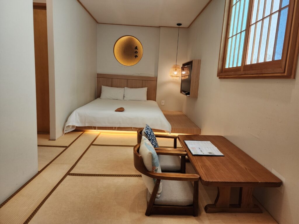 호텔 객실 침대와 내부