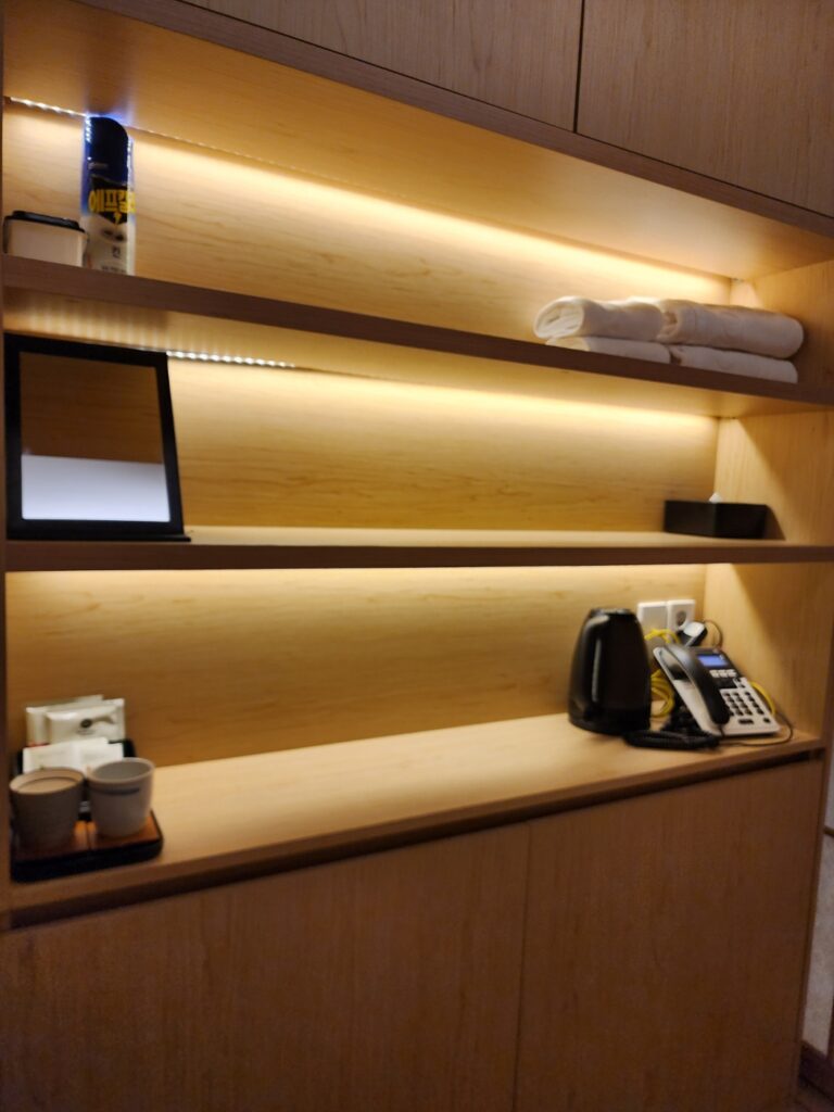 객실 입구 커피포트, 수건