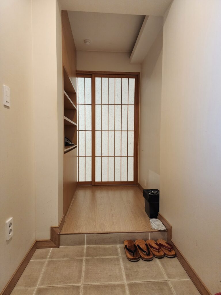 호텔 객실 입구