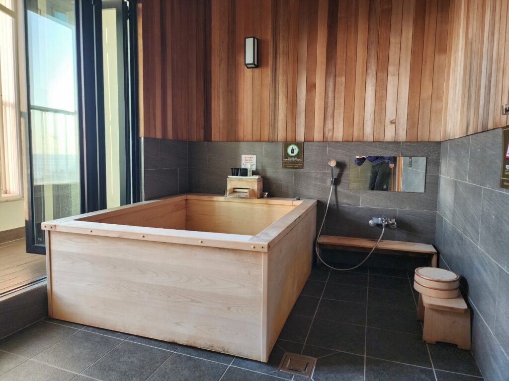 토모노야 호텔 료칸 히노끼욕조