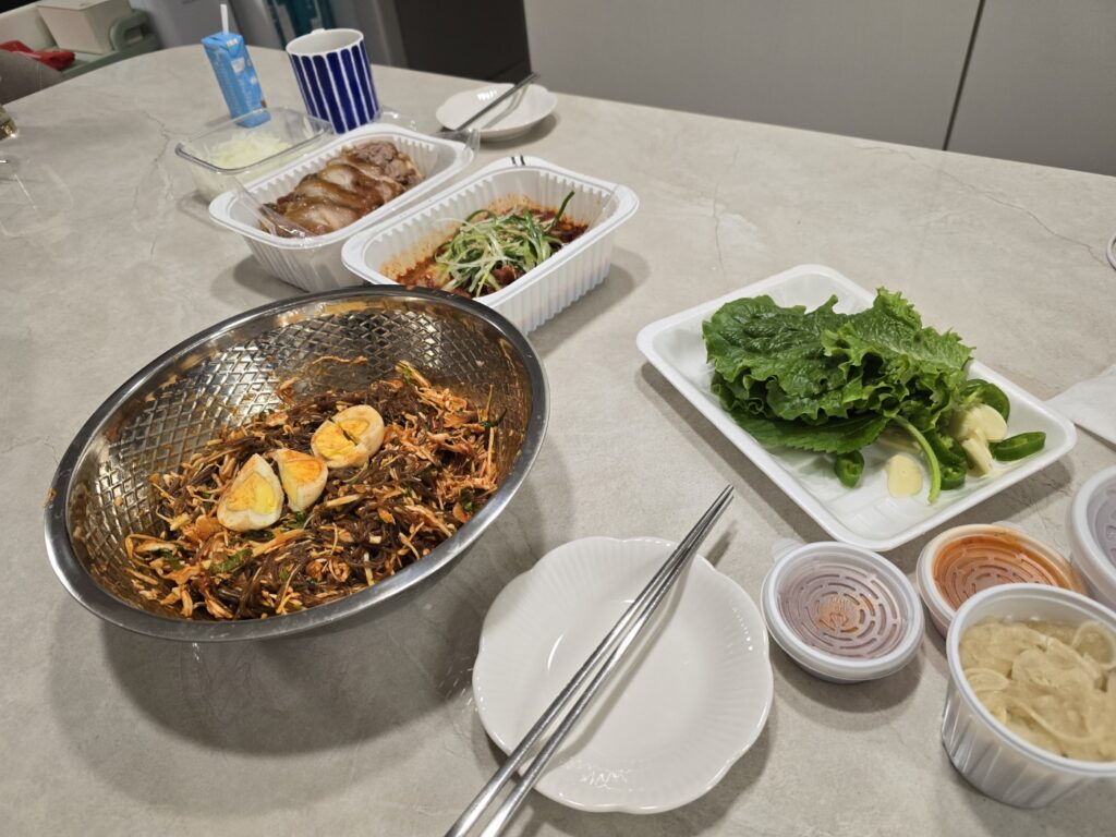 송강동 최군족발 배달 후기 주문 메뉴 촬영 장면