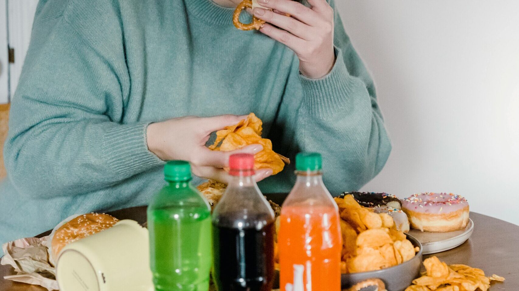 공복에 먹으면 속쓰림 생기는 음식을 먹는 장면